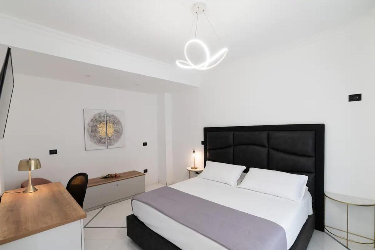 Apartments Hotel Real Suite Napoli Chiaia Mergellina Bagian luar foto