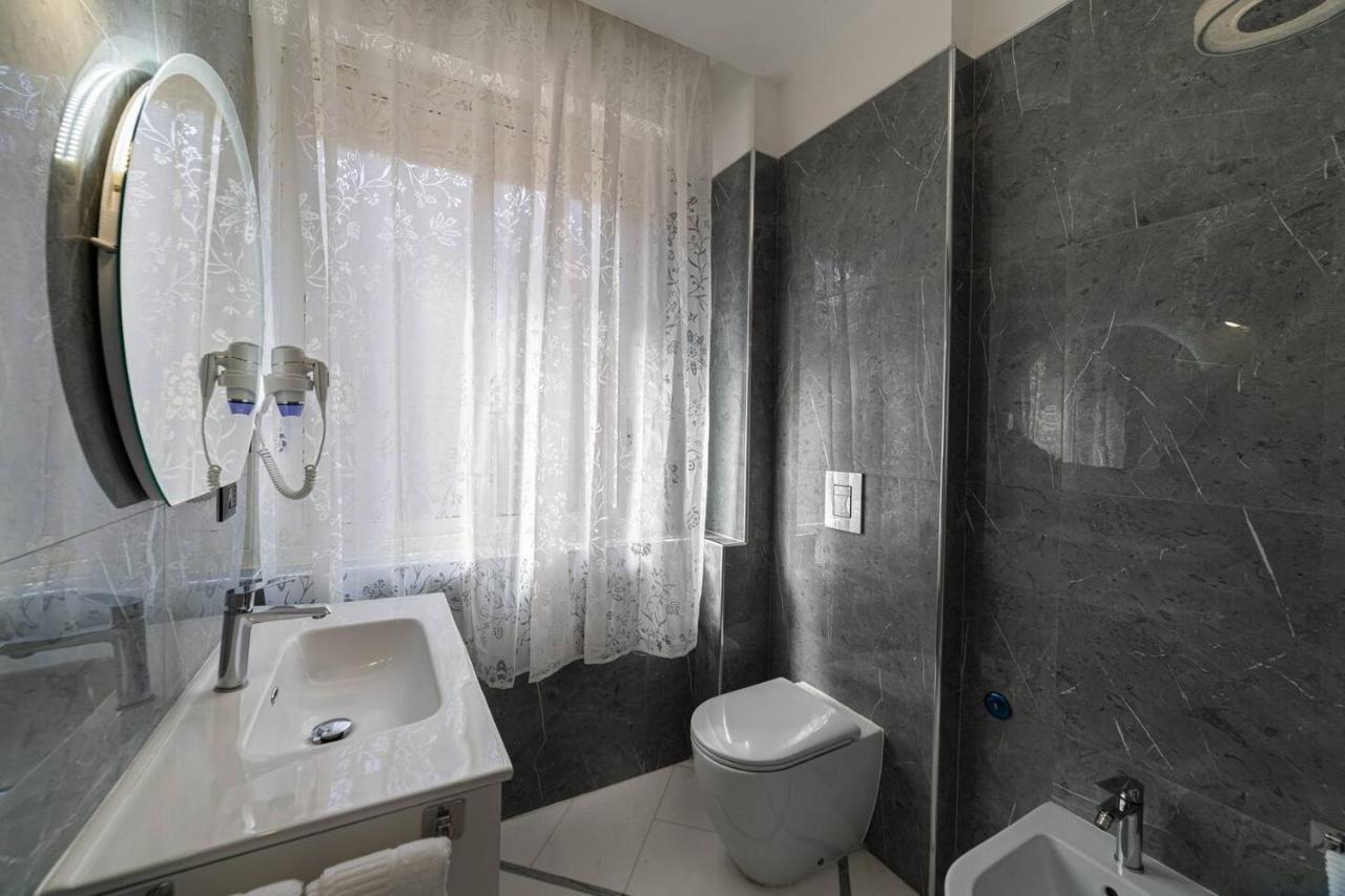 Apartments Hotel Real Suite Napoli Chiaia Mergellina Bagian luar foto