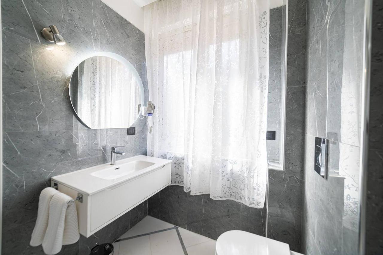 Apartments Hotel Real Suite Napoli Chiaia Mergellina Bagian luar foto