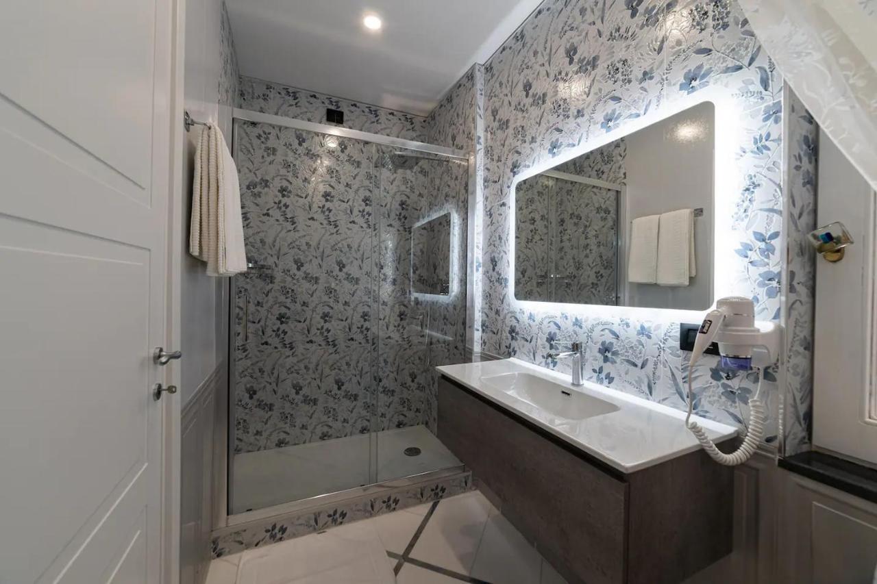Apartments Hotel Real Suite Napoli Chiaia Mergellina Bagian luar foto