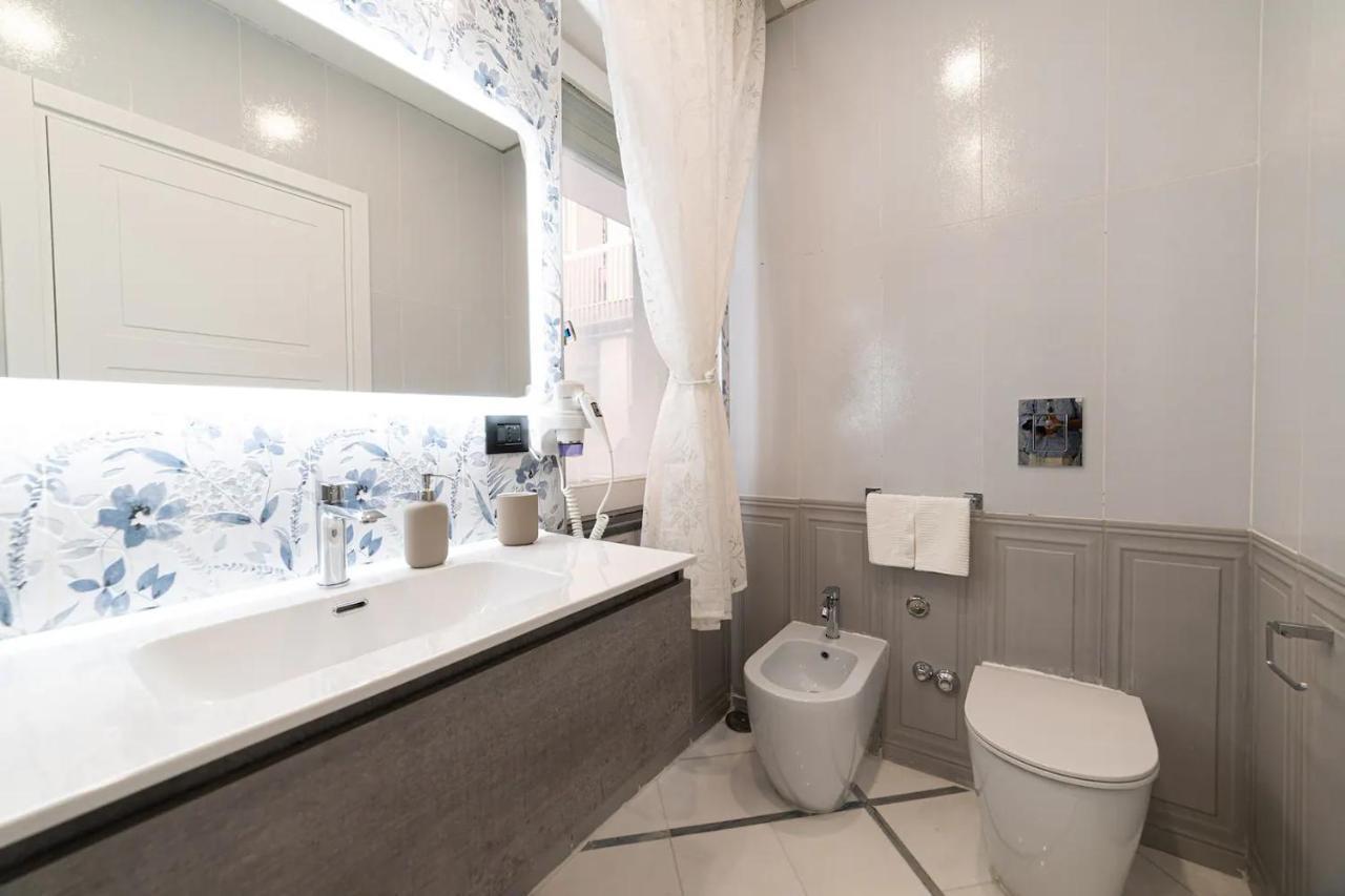 Apartments Hotel Real Suite Napoli Chiaia Mergellina Bagian luar foto