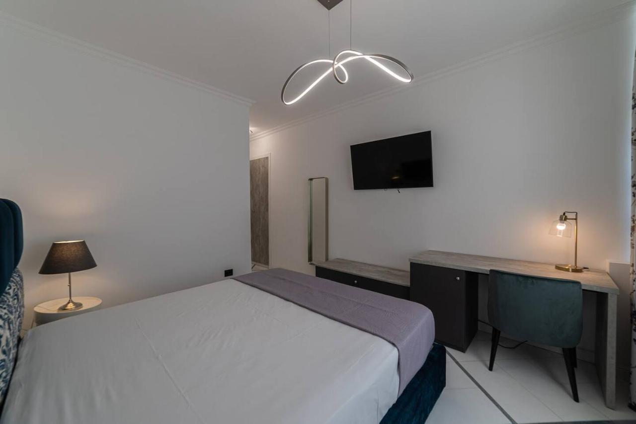 Apartments Hotel Real Suite Napoli Chiaia Mergellina Bagian luar foto