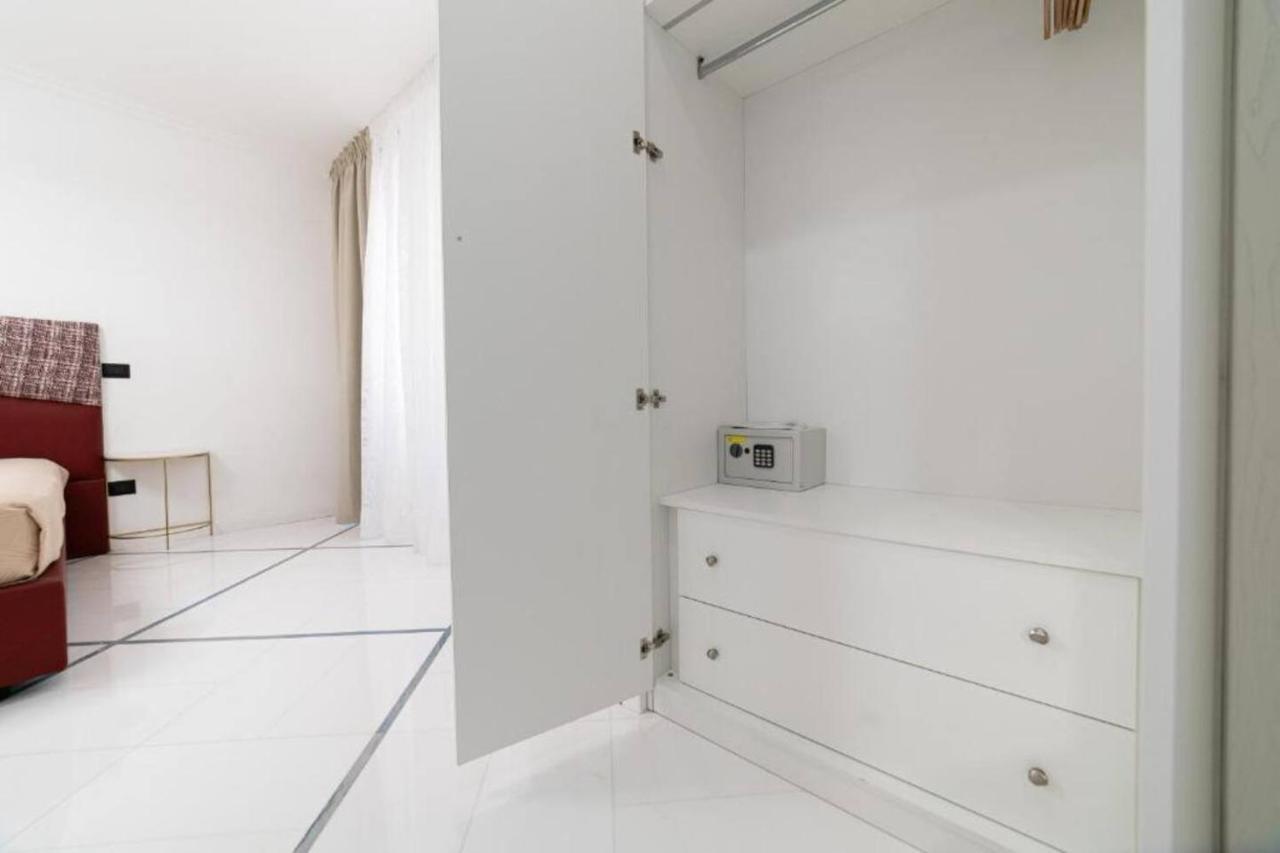 Apartments Hotel Real Suite Napoli Chiaia Mergellina Bagian luar foto