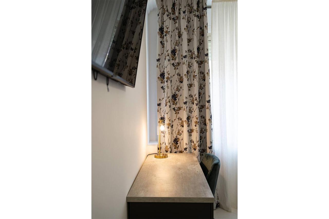 Apartments Hotel Real Suite Napoli Chiaia Mergellina Bagian luar foto