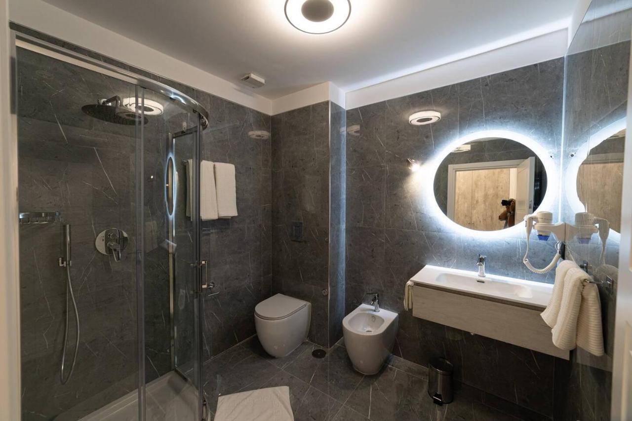 Apartments Hotel Real Suite Napoli Chiaia Mergellina Bagian luar foto
