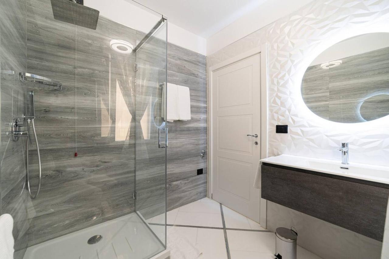 Apartments Hotel Real Suite Napoli Chiaia Mergellina Bagian luar foto