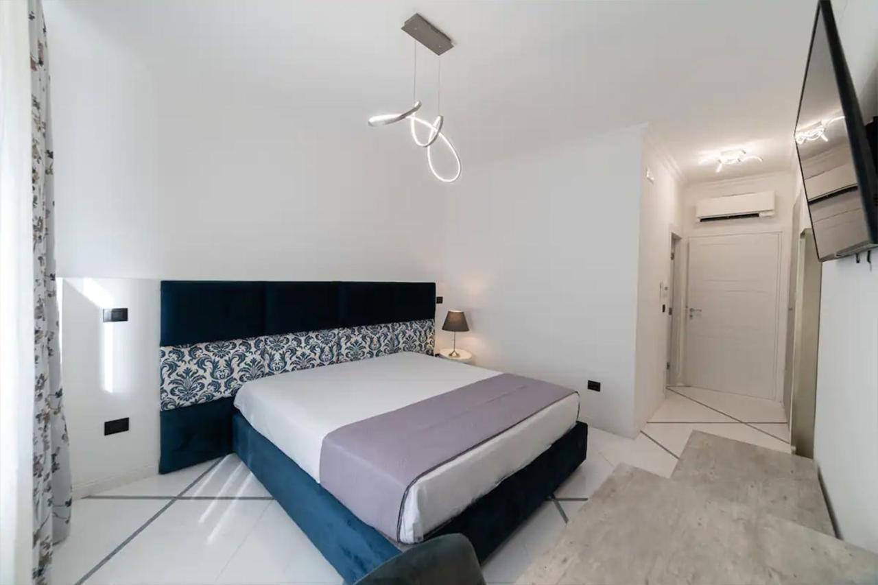 Apartments Hotel Real Suite Napoli Chiaia Mergellina Bagian luar foto