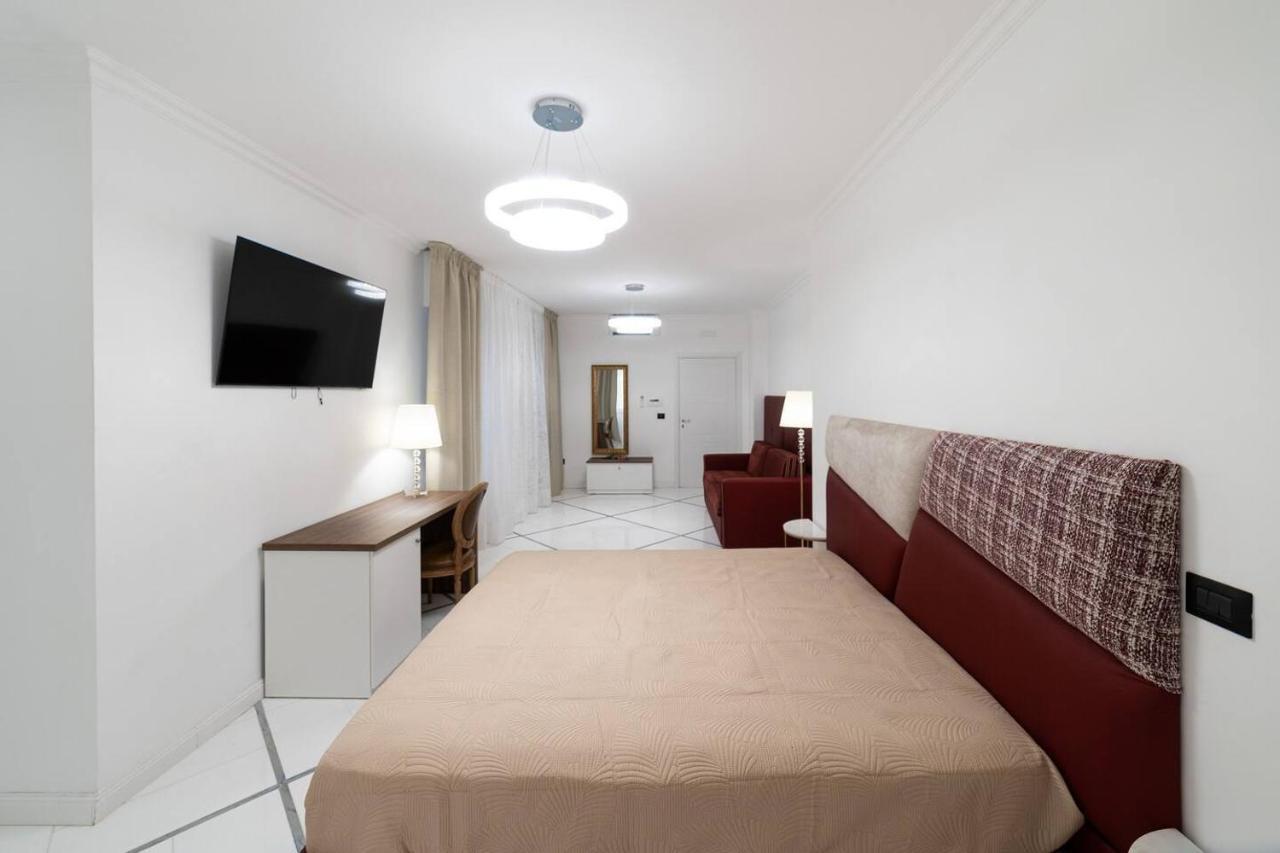 Apartments Hotel Real Suite Napoli Chiaia Mergellina Bagian luar foto